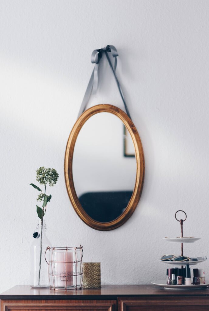 Round mirror to incorporate curved designs into your living space